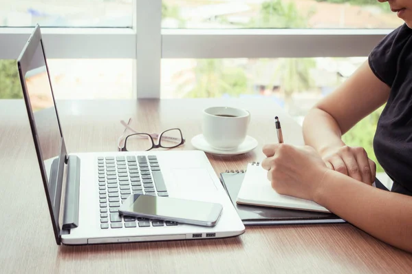 Profissionais de Ferramentas de Verificação Gramatical para Aprimorar a Escrita Diária