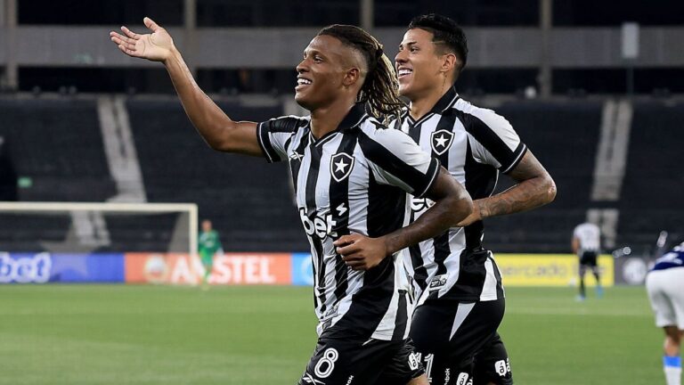 Manchester United Targets Danilo from Botafogo in Transfer Talks