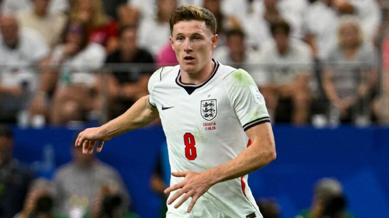 Manchester City Secures Anderson Amidst Competition from Manchester United