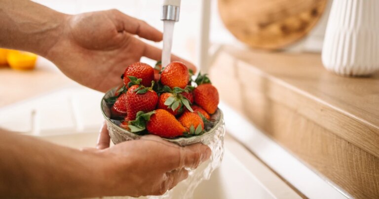 Expert Recommendations for Washing Strawberries