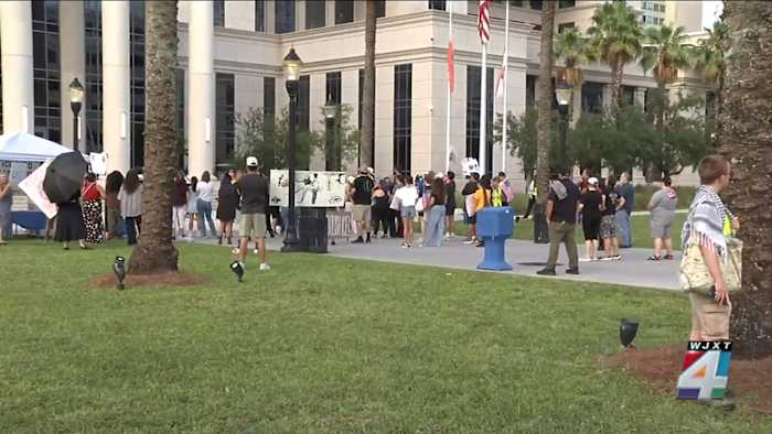 Jacksonville Rally Calls for ICE Accountability Following Officer’s Fatal Shooting in St. Johns County