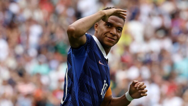 Kylian Mbappé Leads Lionel Messi by Two Goals in Race for 2026 World Cup Golden Boot Ahead of Final Match
